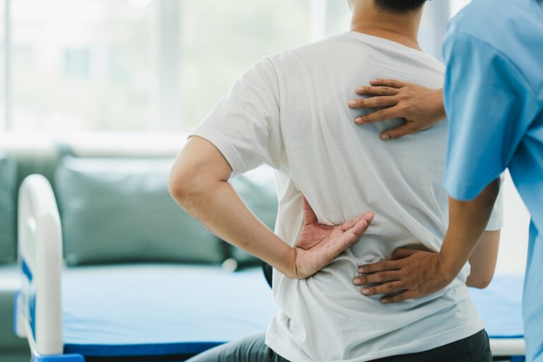 Spine and shoulder physical therapist Chiropractic Pain Treatment Patients with back pain, shoulder